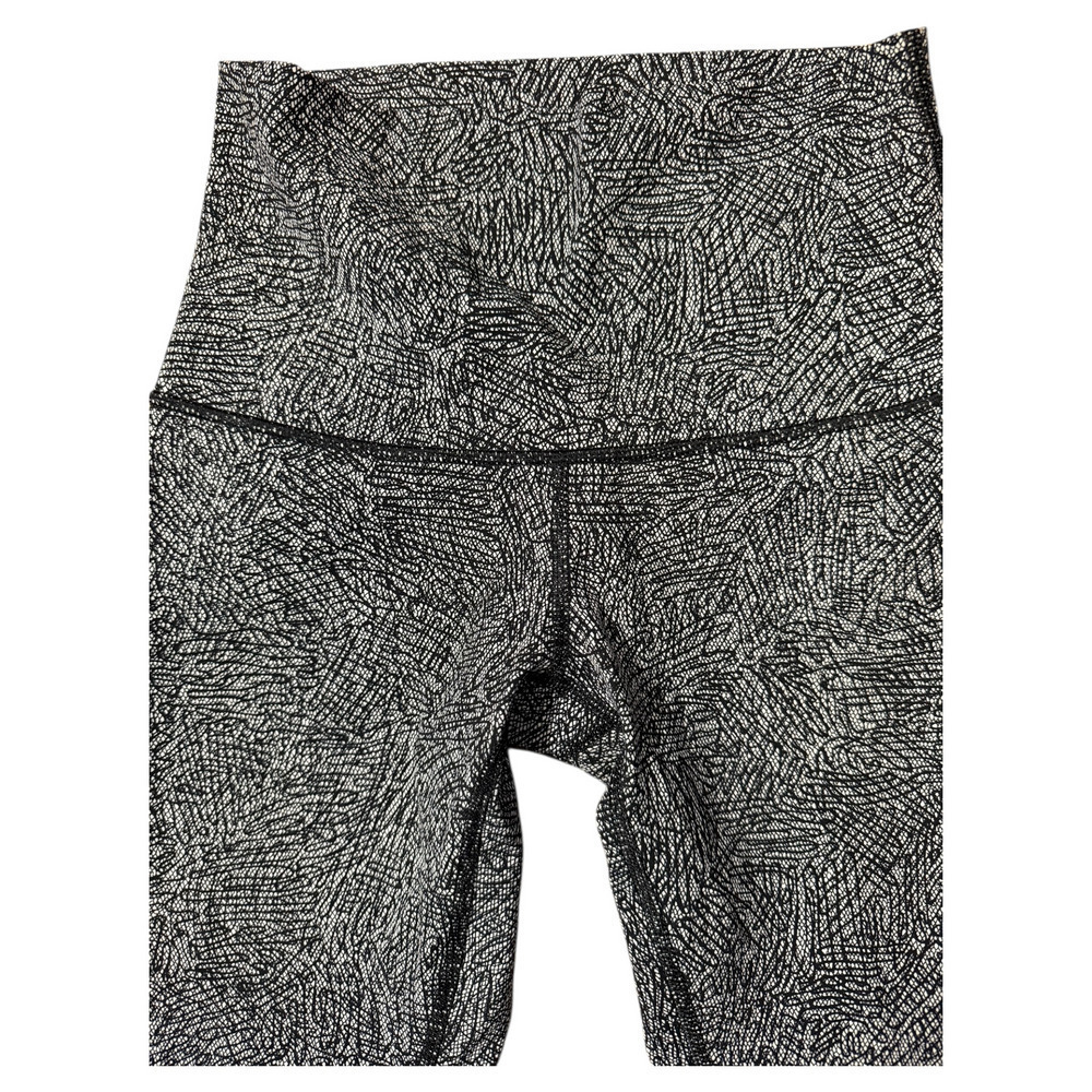 LULULEMON Wunder Under High Rise Crop Black Gray Print Luxtreme Size 4 EUC - Picture 4 of 7